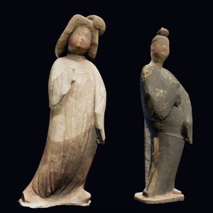 彩绘女立俑、三彩男装女立俑